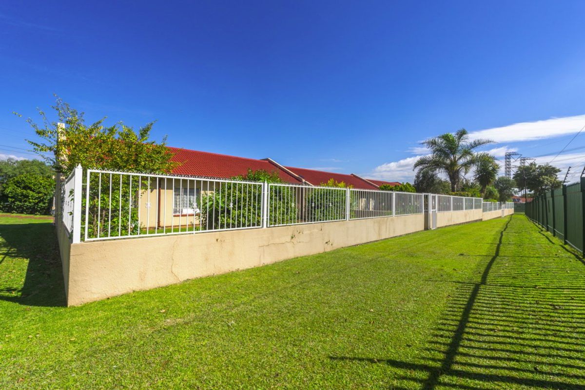 Spacious Corner Townhouse with Double Garage & Extra Parking! - Photo 4