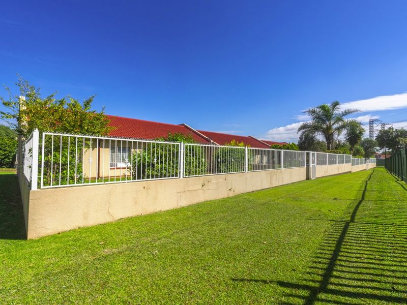 Spacious Corner Townhouse with Double Garage & Extra Parking! - Photo 4