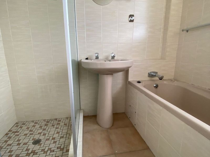 Spacious two bedroom apartment with Sea views - Photo 9