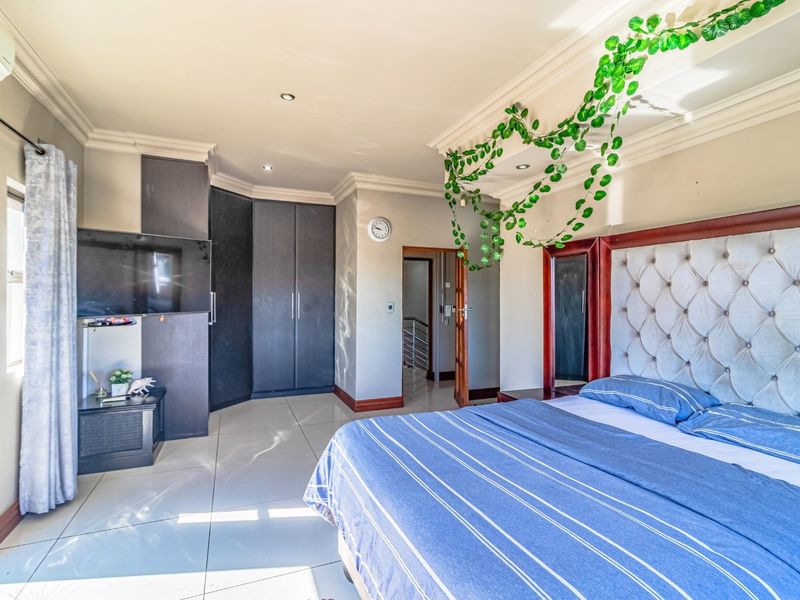 EXQUISITE 6 BEDROOM 6 BATHROOM HOUSE FOR SALE IN BEDFORDVIEW - Photo 9