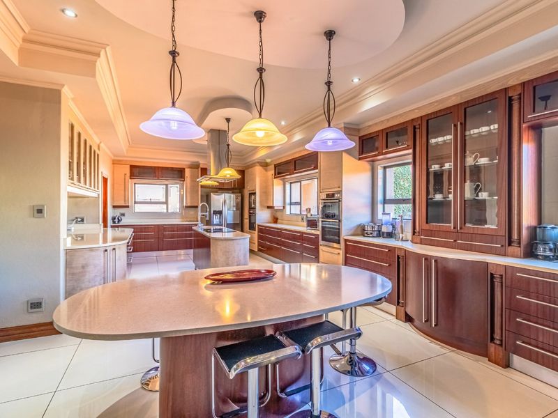 EXQUISITE 6 BEDROOM 6 BATHROOM HOUSE FOR SALE IN BEDFORDVIEW - Photo 4