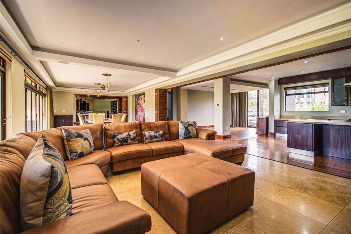 Spacious Family Home with Elegant Living Areas - Photo 2