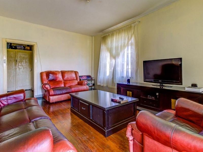 Cozy and Convenient Apartment Living - Photo 2
