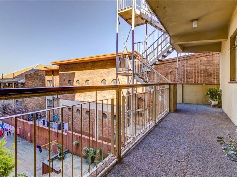 Cozy and Convenient Apartment Living - Photo 3