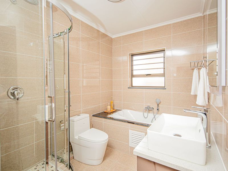 2 bed 2 bath Apartment for sale - Photo 8