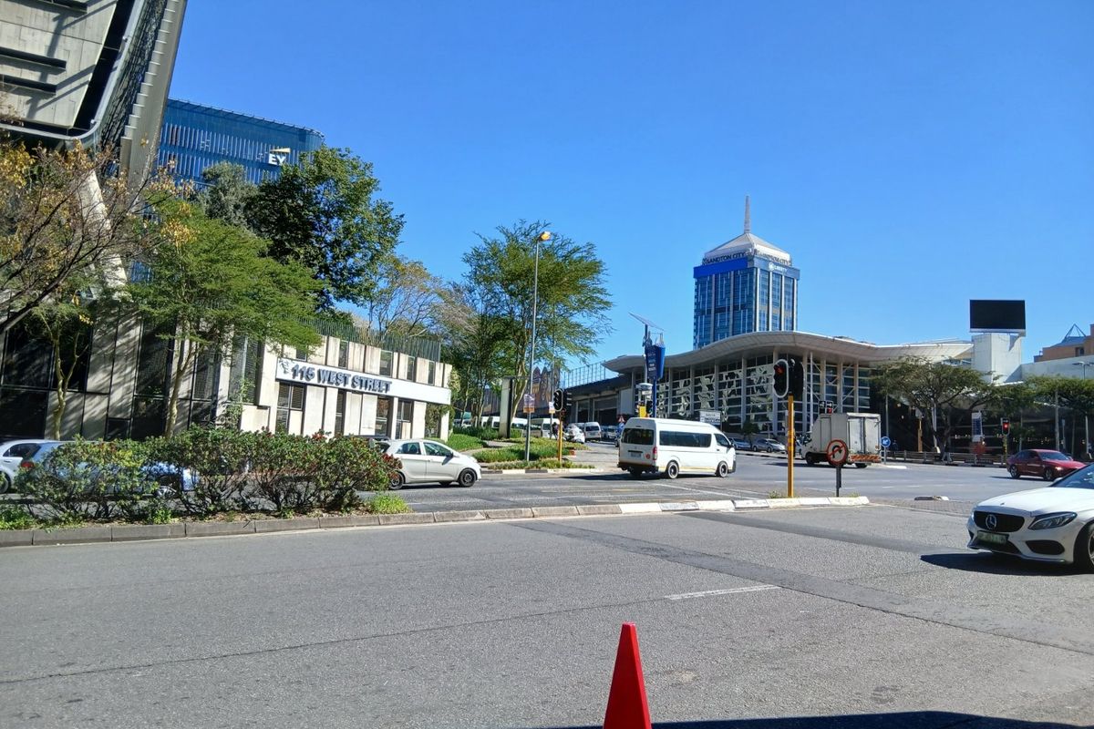 Newly Renovated Garden Unit North Facing Stylish 2 bed 2 bath Ensuite in the Heart of Sandton-Pet Friendly No Refuse or Sewage Charges-Prepaid Electricity - Photo 5