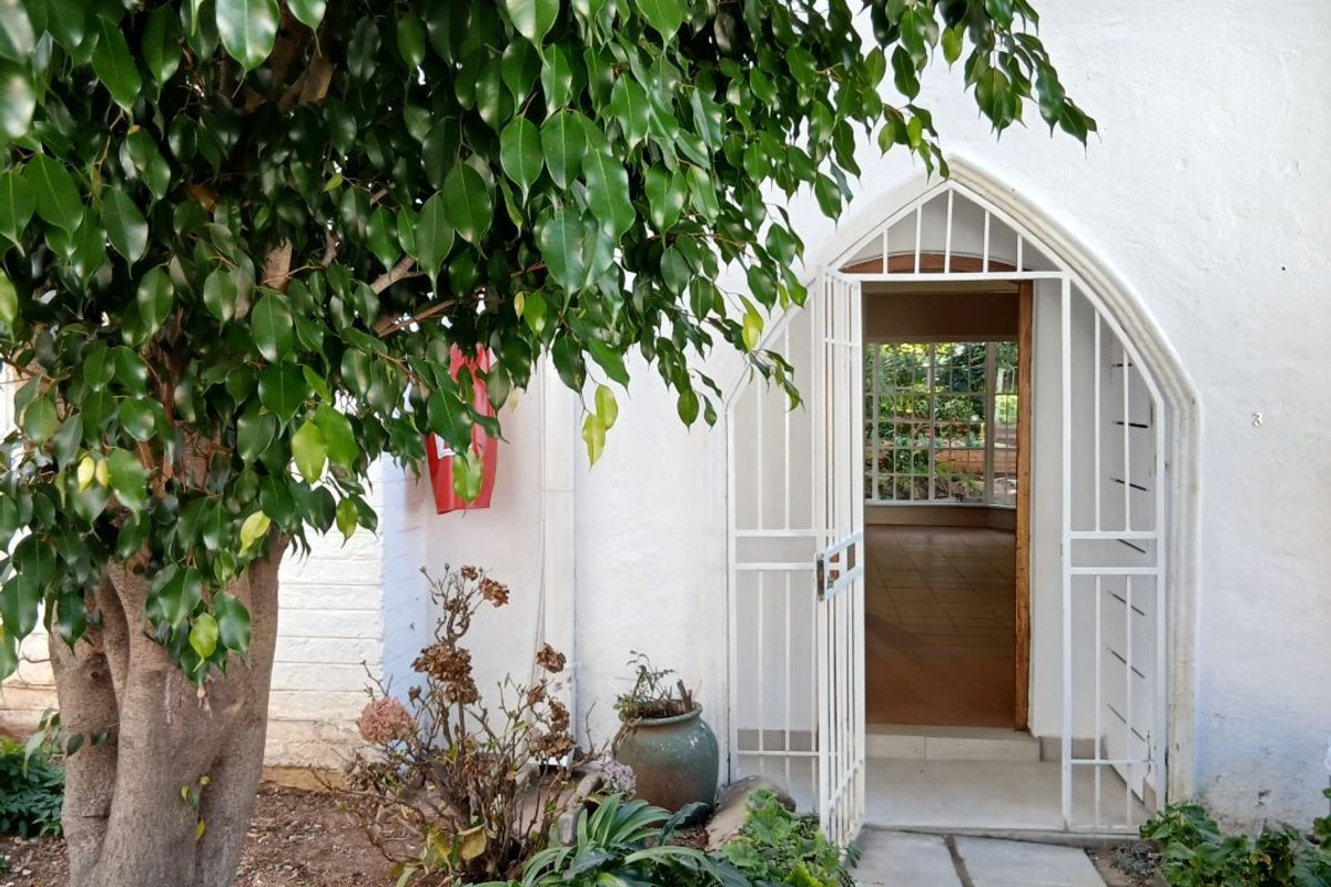 Newly Renovated Garden Unit North Facing Stylish 2 bed 2 bath Ensuite in the Heart of Sandton-Pet Friendly No Refuse or Sewage Charges-Prepaid Electricity - Photo 4