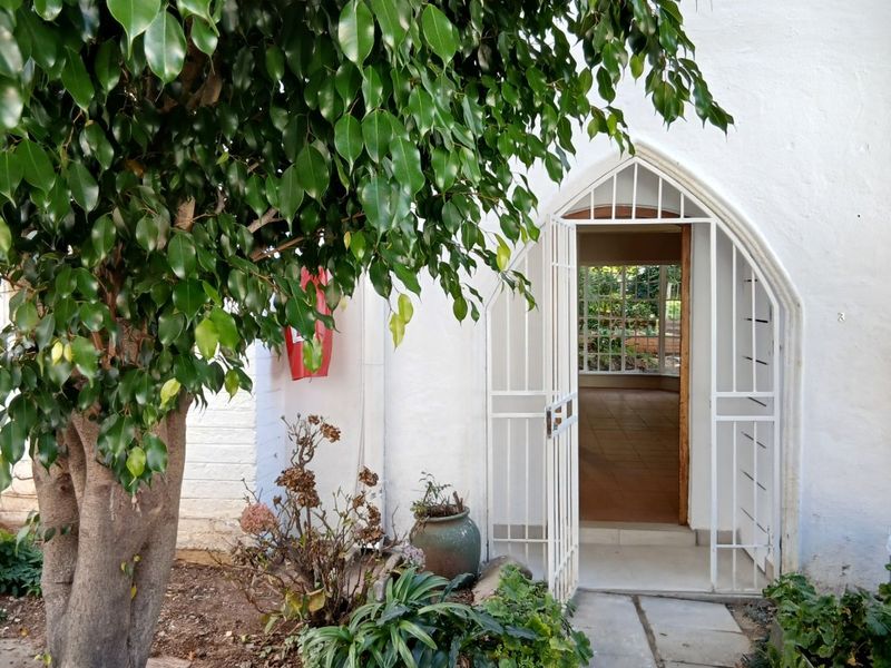 Newly Renovated Garden Unit North Facing Stylish 2 bed 2 bath Ensuite in the Heart of Sandton-Pet Friendly No Refuse or Sewage Charges-Prepaid Electricity - Photo 4