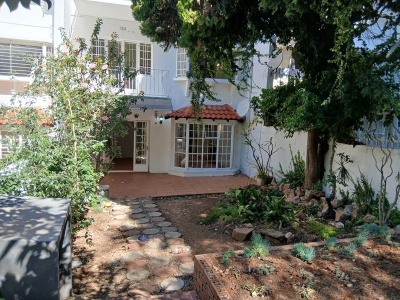 Newly Renovated Garden Unit North Facing Stylish 2 bed 2 bath Ensuite in the Heart of Sandton-Pet Friendly-Prepaid Electricity - Photo 1