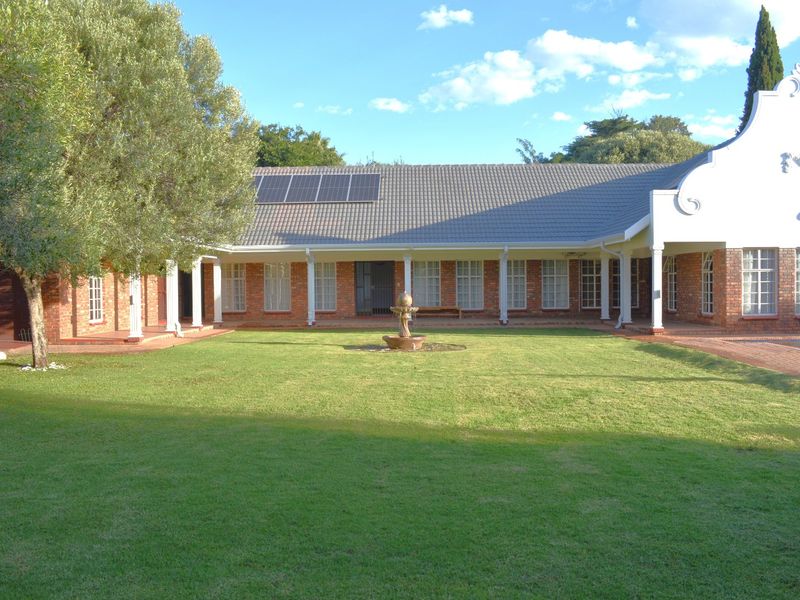 SOLE AND EXCLUSIVE MANDATE. Victorian-Inspired Architectural Masterpiece | Heated Pool, Borehole, Solar System & Exceptional Luxury in Prime Flamwood - Photo 2
