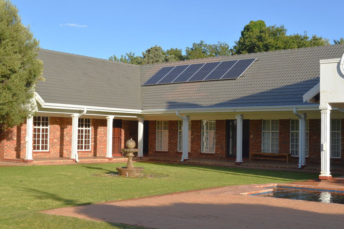 SOLE AND EXCLUSIVE MANDATE. Victorian-Inspired Architectural Masterpiece | Heated Pool, Borehole, Solar System & Exceptional Luxury in Prime Flamwood - Photo 3