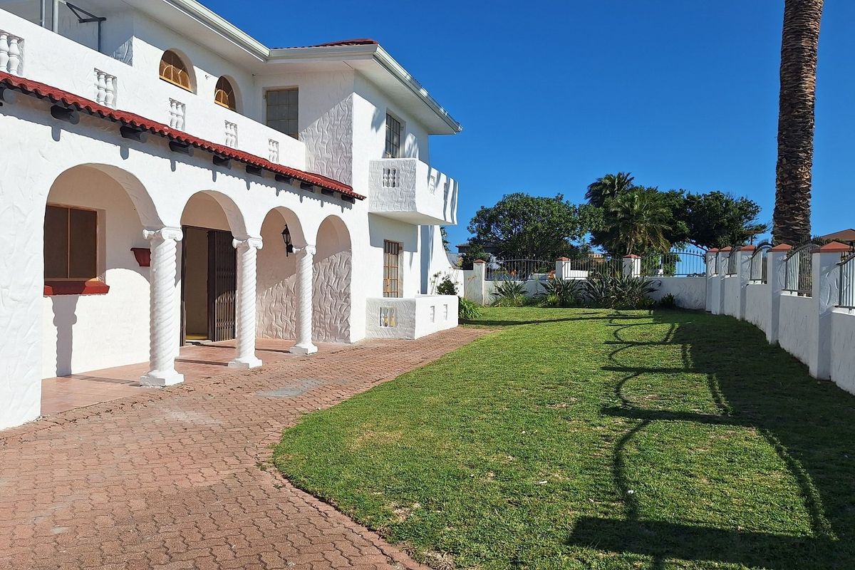AFFLUENT LIVING AT ITS BEST  - Photo 3