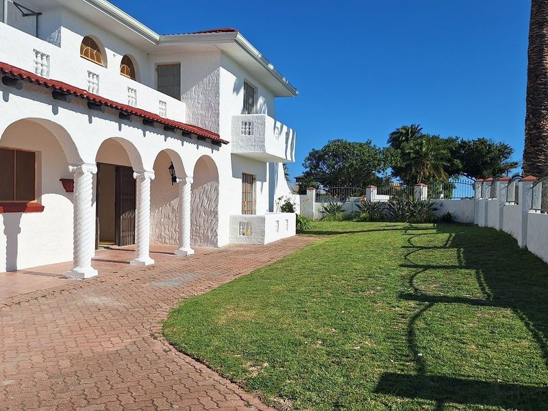 AFFLUENT LIVING AT ITS BEST  - Photo 3