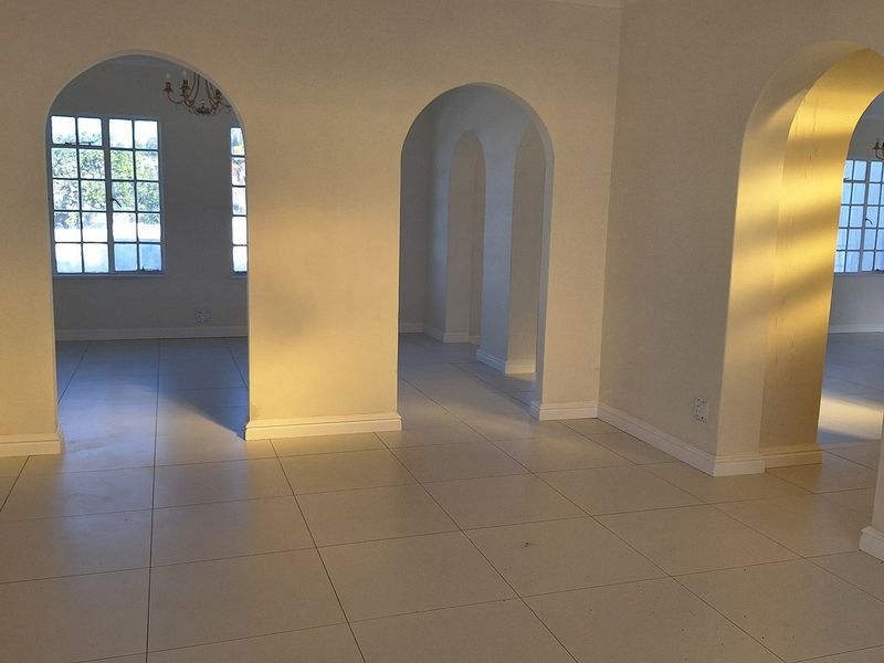 AFFLUENT LIVING AT ITS BEST  - Photo 10