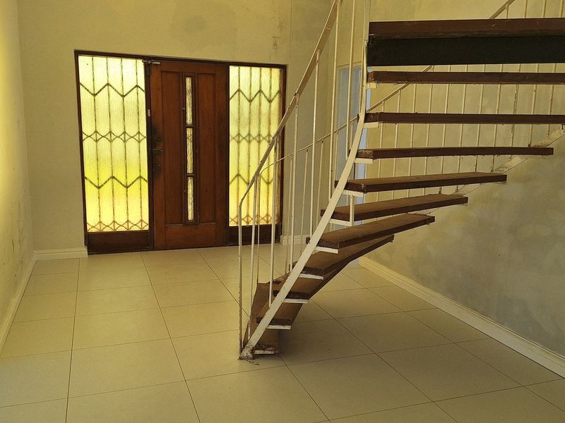 AFFLUENT LIVING AT ITS BEST  - Photo 9