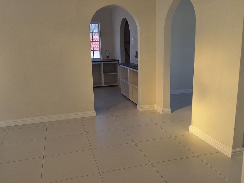 AFFLUENT LIVING AT ITS BEST  - Photo 7
