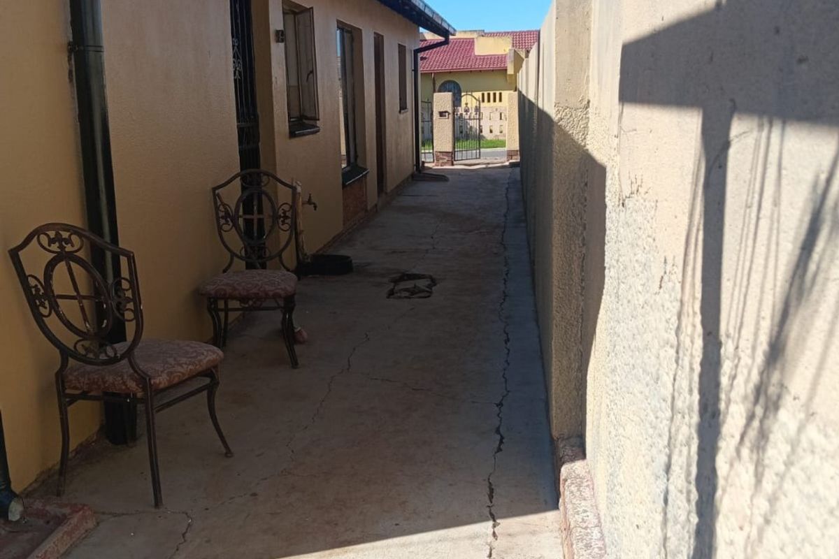 3 Bed House in Daveyton for Sale - Photo 4