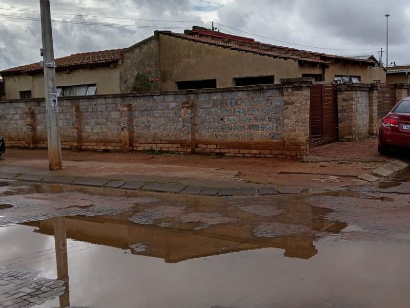 Charming Etwatwa Home with Spacious Living - Photo 1