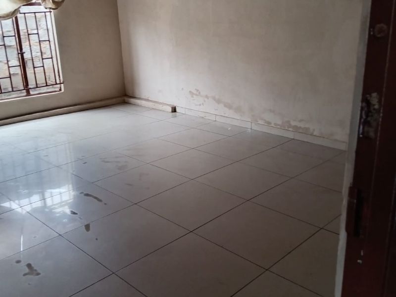 Charming Etwatwa Home with Spacious Living - Photo 4