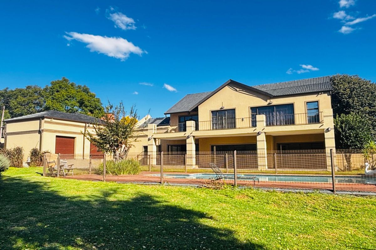 Elegant Bramley North Family Home with Pool - Photo 5