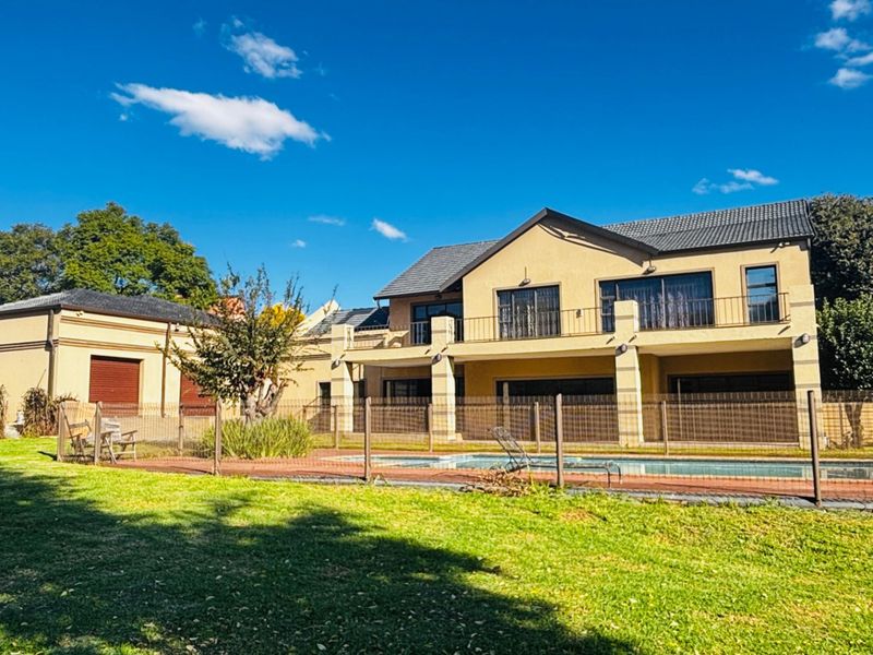 Elegant Bramley North Family Home with Pool - Photo 5