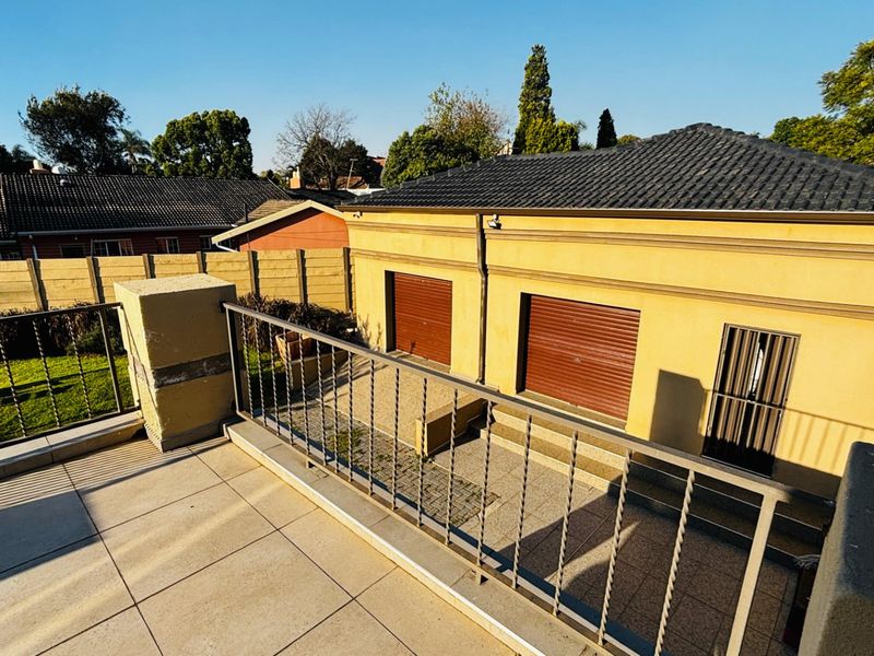 Elegant Bramley North Family Home with Pool - Photo 10