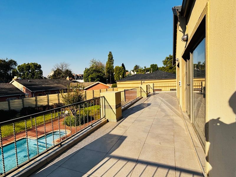 Elegant Bramley North Family Home with Pool - Photo 9