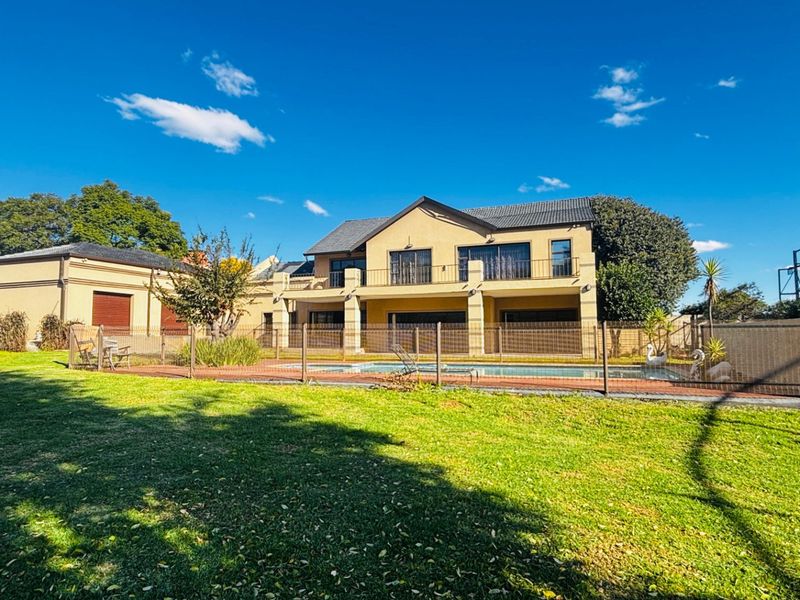 Elegant Bramley North Family Home with Pool - Photo 8