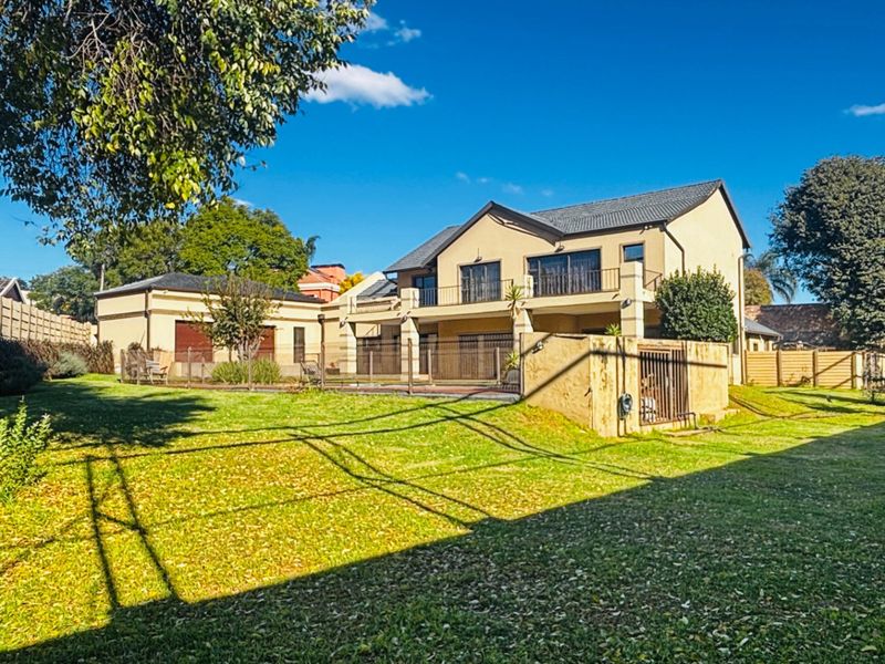 Elegant Bramley North Family Home with Pool - Photo 6
