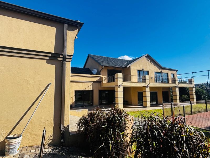 Elegant Bramley North Family Home with Pool - Photo 7