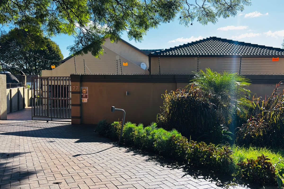 Elegant Bramley North Family Home with Pool - Photo 4