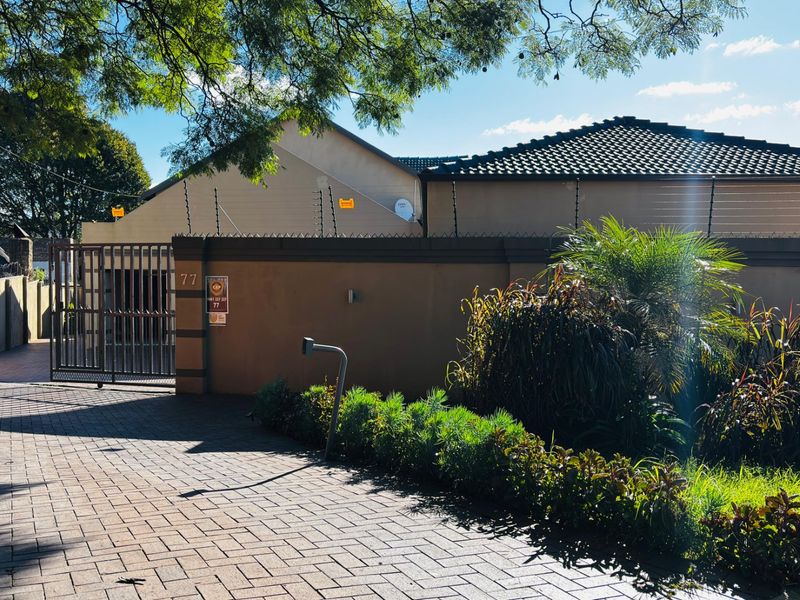 Elegant Bramley North Family Home with Pool - Photo 4