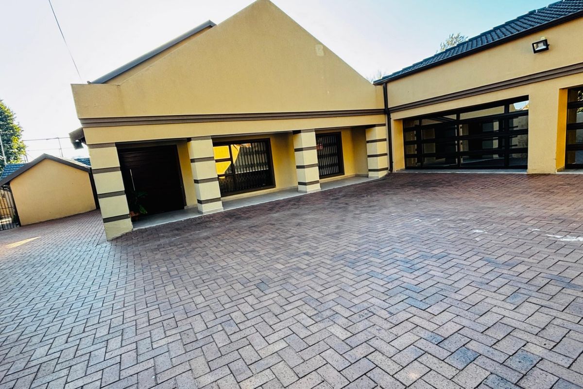 Elegant Bramley North Family Home with Pool - Photo 2