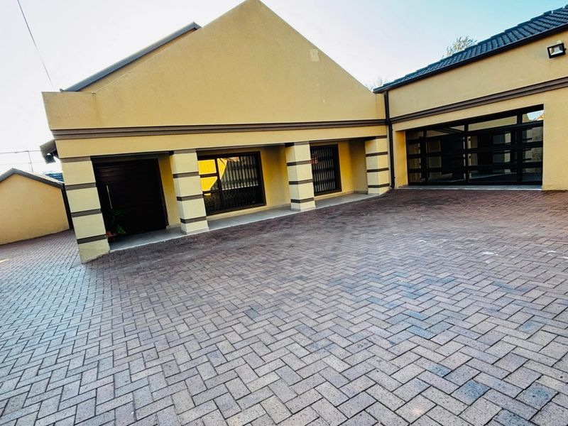 Elegant Bramley North Family Home with Pool - Photo 2