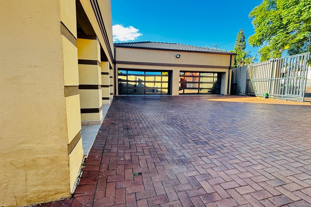 Elegant Bramley North Family Home with Pool - Photo 3