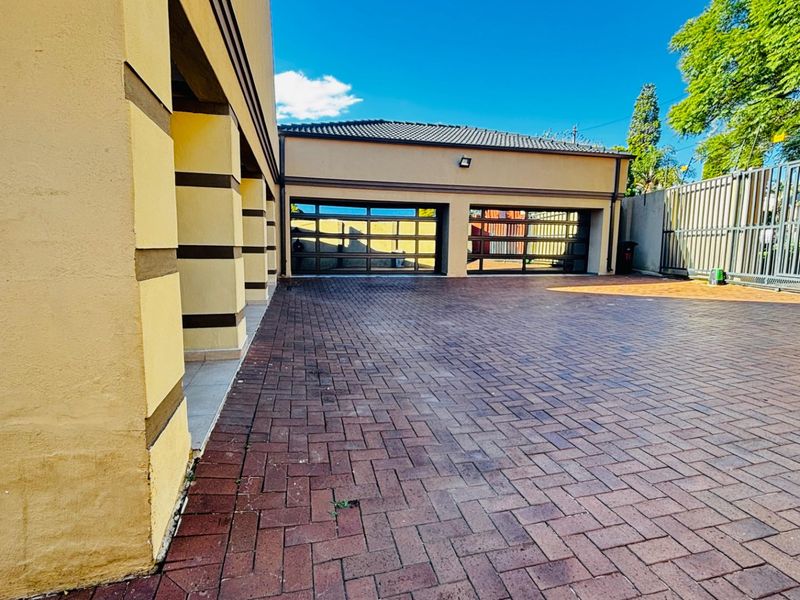 Elegant Bramley North Family Home with Pool - Photo 3