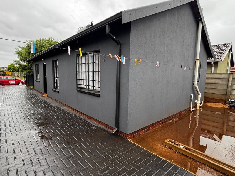 Sunny Alberton Gem in Sky City Living - Photo 5