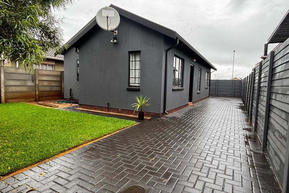 Sunny Alberton Gem in Sky City Living - Photo 4