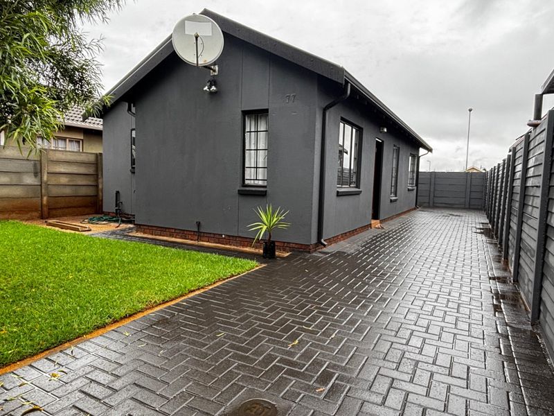 Sunny Alberton Gem in Sky City Living - Photo 4