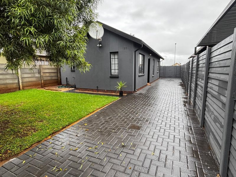 Sunny Alberton Gem in Sky City Living - Photo 8
