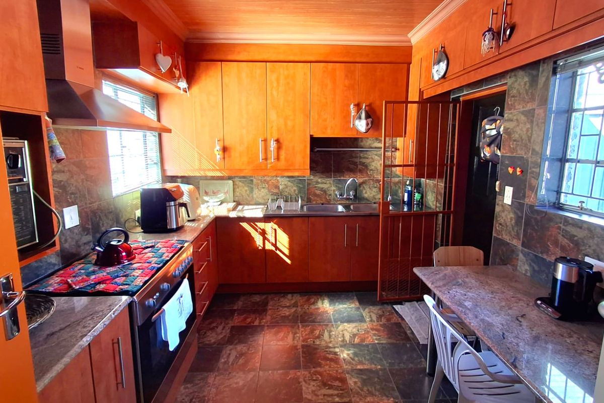 Well-Located 3 Bedroom Family Home Close to Schools - Photo 2