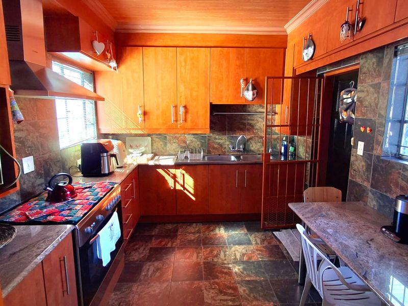 Well-Located 3 Bedroom Family Home Close to Schools - Photo 2