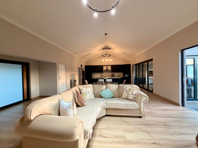 Modern Family Living with Space, Comfort & Entertainment in Meerhof - Photo 9