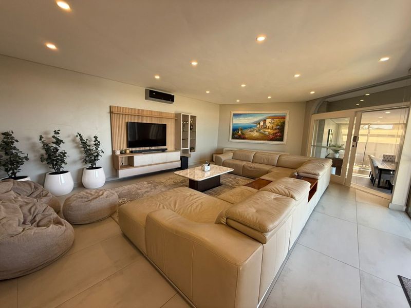 To let in Umhlanga, 5 Bedroom Elevated Furnished Sea View Haven. - Photo 5