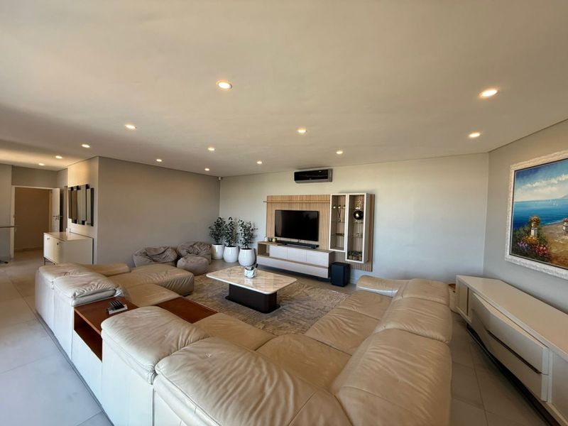 To let in Umhlanga, 5 Bedroom Elevated Furnished Sea View Haven. - Photo 7