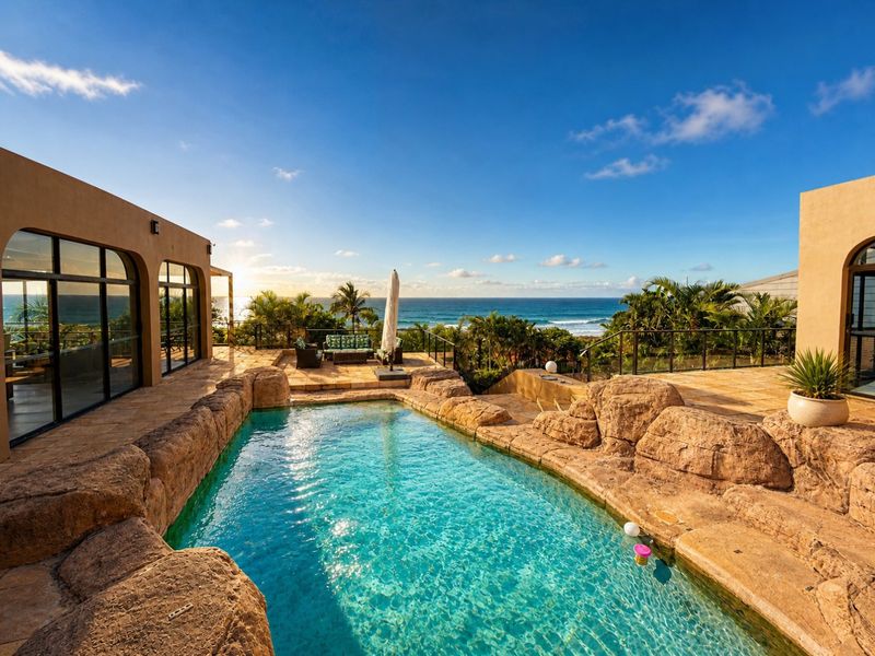 To let in Umhlanga, 5 Bedroom Elevated Furnished Sea View Haven. - Photo 1