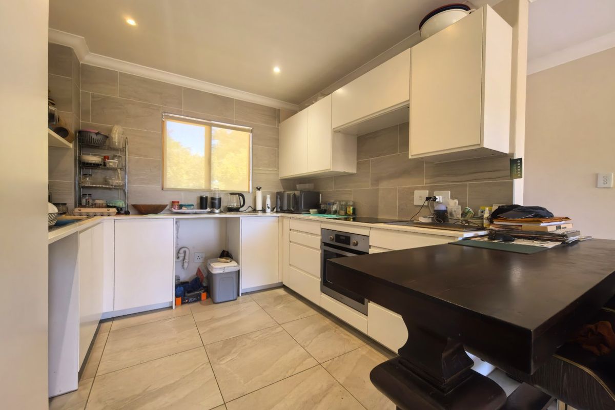 2 Bedroom 2 Bathroom Corner Apartment - Photo 3