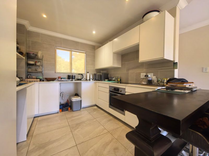 2 Bedroom 2 Bathroom Corner Apartment - Photo 3