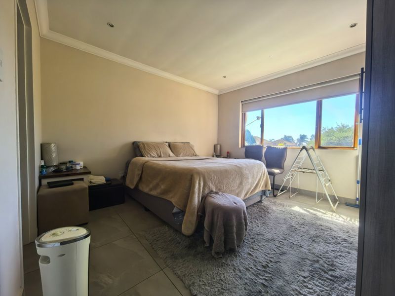 2 Bedroom 2 Bathroom Corner Apartment - Photo 5
