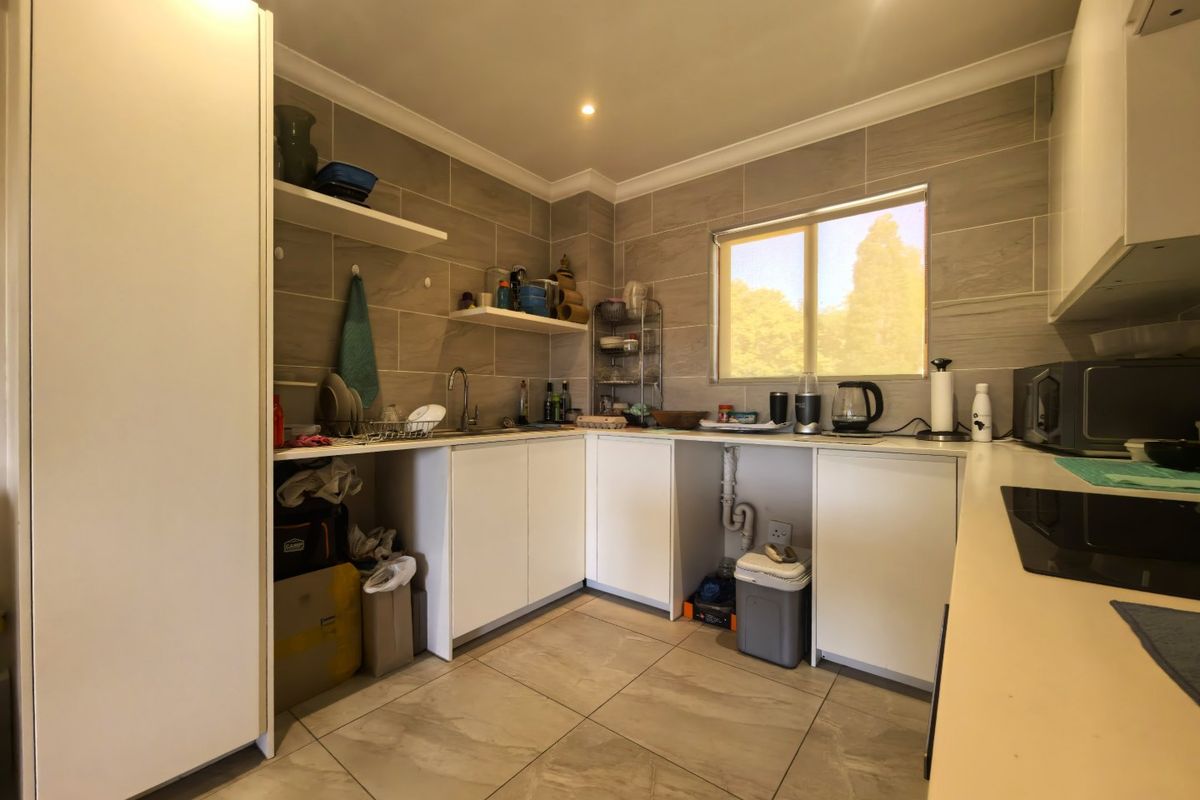 2 Bedroom 2 Bathroom Corner Apartment - Photo 4